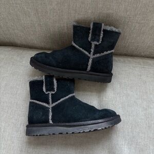 Women’s UGGs Classic Mini Spill Seam Boots Size 6